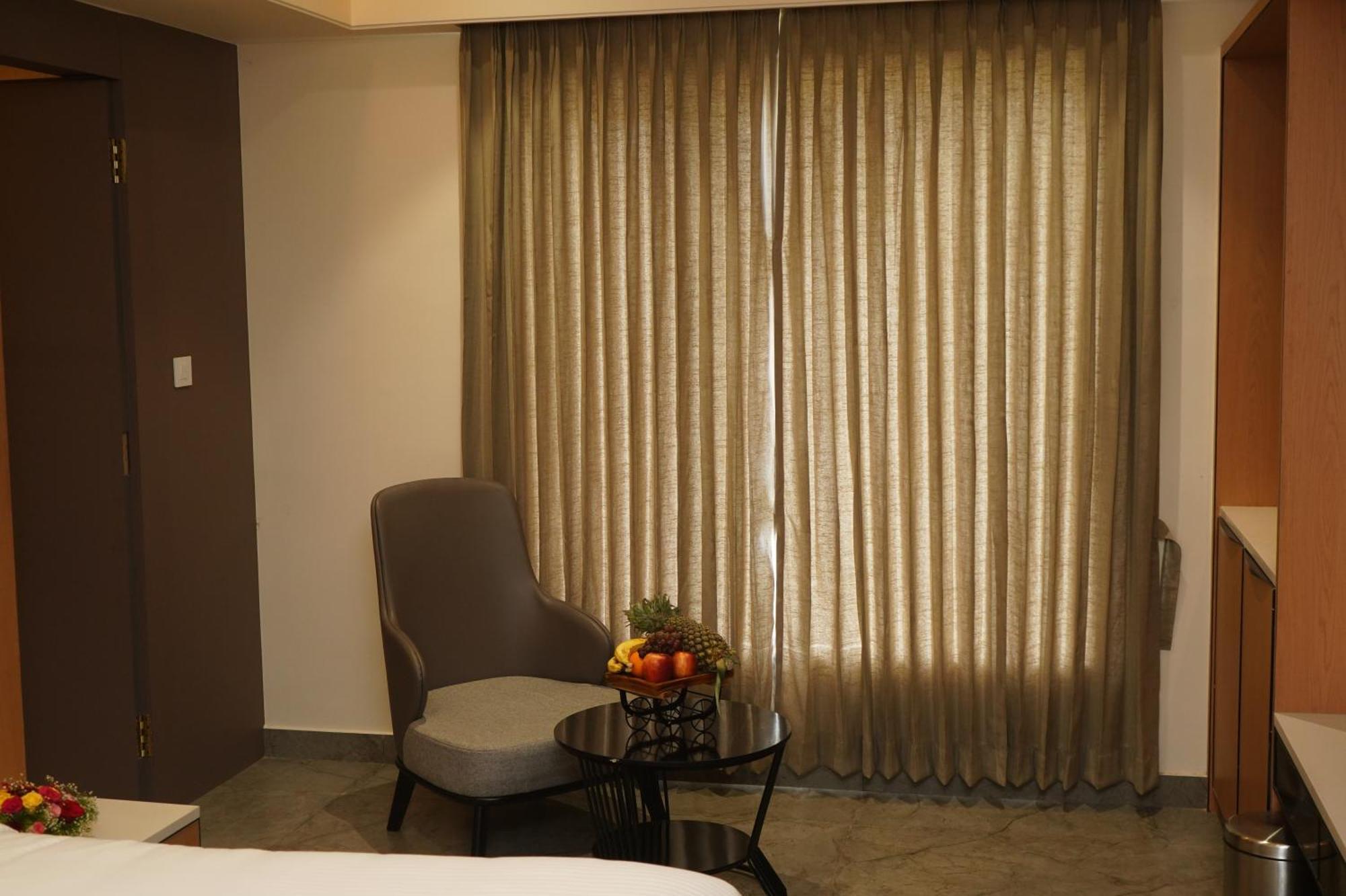 Vantara Suites Vellore Exterior foto