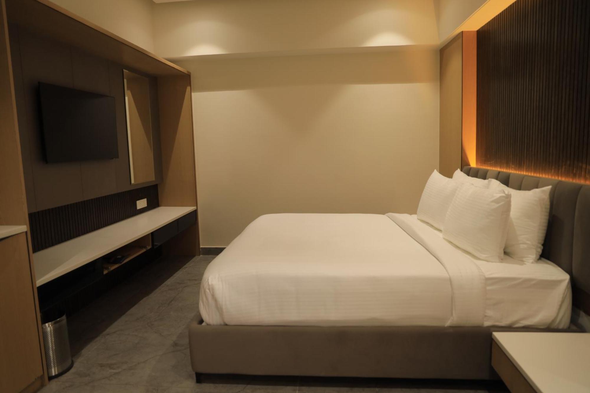 Vantara Suites Vellore Exterior foto